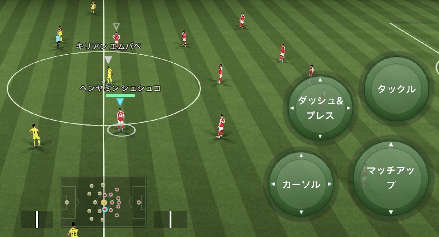 キックオフ時のシーン。フォーメーションは4-3-3だが、DMFがCBの脇まで下りて5バック気味にポジショニングし、守備の枚数を確保しています。
